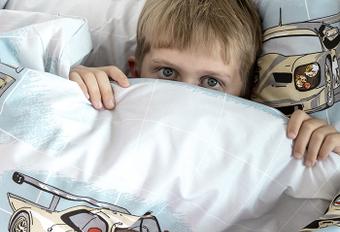 Bērna svīšana nakts laikā: pareizas gultas veļas izvēle var palīdzēt